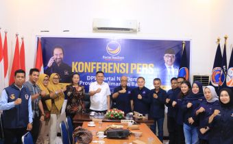 Ketua dan anggota bawaslu kalbar foto bersama dengan DPW partai nasdem