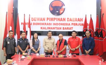 Bawaslu kalbar foto bersama pengurus DPD pdi perjuangan , Perkuat Sinergi Verifikasi Data Parpol
