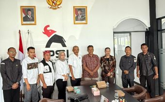 bawaslu kalbar foto bersama pengurus partai PSI