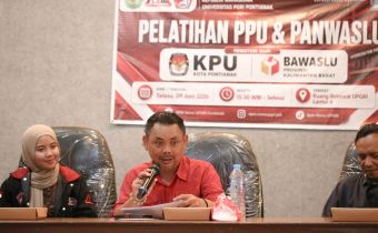 Anggota Bawaslu Kalbar Yosef harry Suyadi saat memberikan pembekalan kepada calon presma di univ PGRI Pontianak
