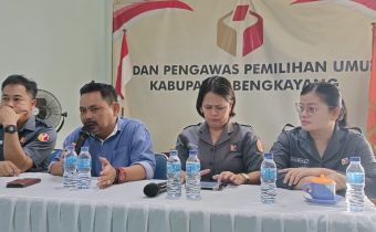 Koordinator Divisi Pencegahan, Partisipasi Masyarakat, dan Hubungan Masyarakat (P2H) Bawaslu Kalimantan Barat, melakukan kunjungan kerja sekaligus diskusi intensif di Kantor Bawaslu Kabupaten Bengkayang