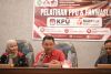 Anggota Bawaslu Kalbar Yosef harry Suyadi saat memberikan pembekalan kepada calon presma di univ PGRI Pontianak