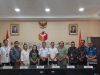 foto bersama Bawaslu Kalbar dan Bawaslu Kabupaten Sanggau