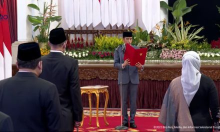 Jokowi Lantik Lima Pimpinan Bawaslu Periode 2022-2027